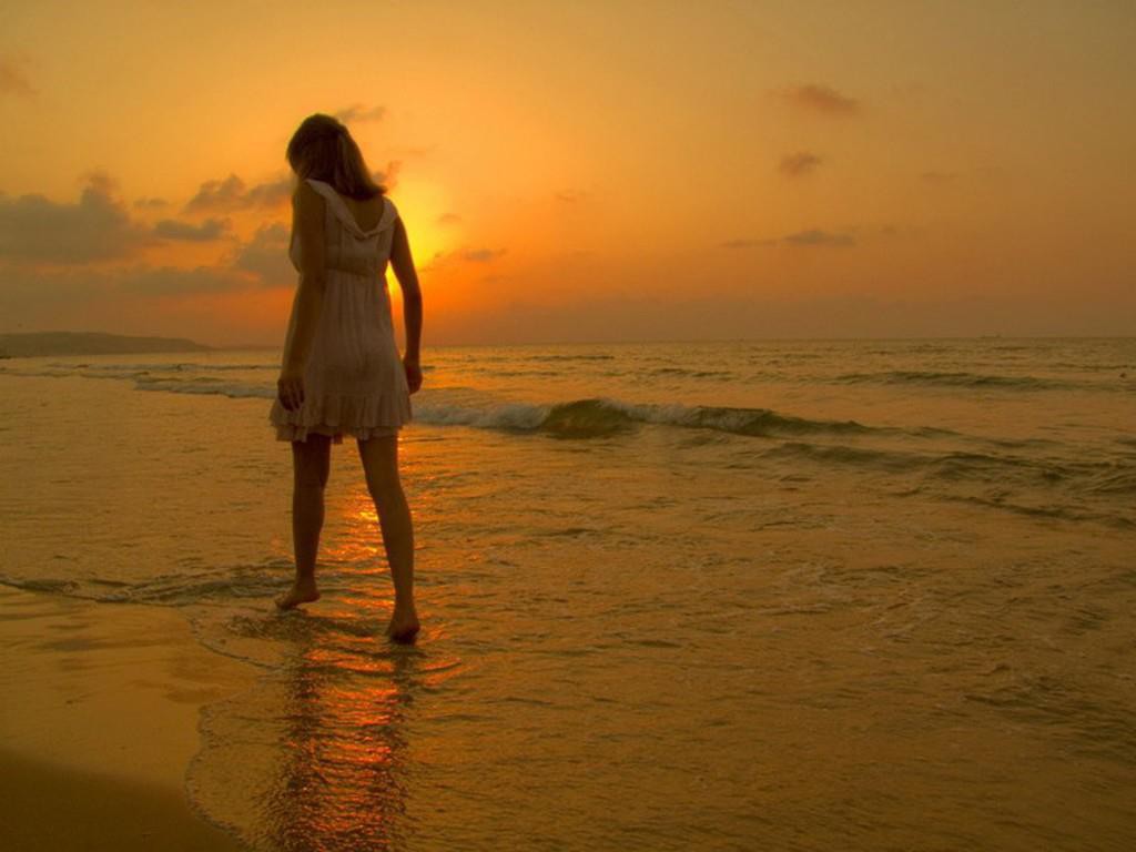 saness_walking girl alone sea