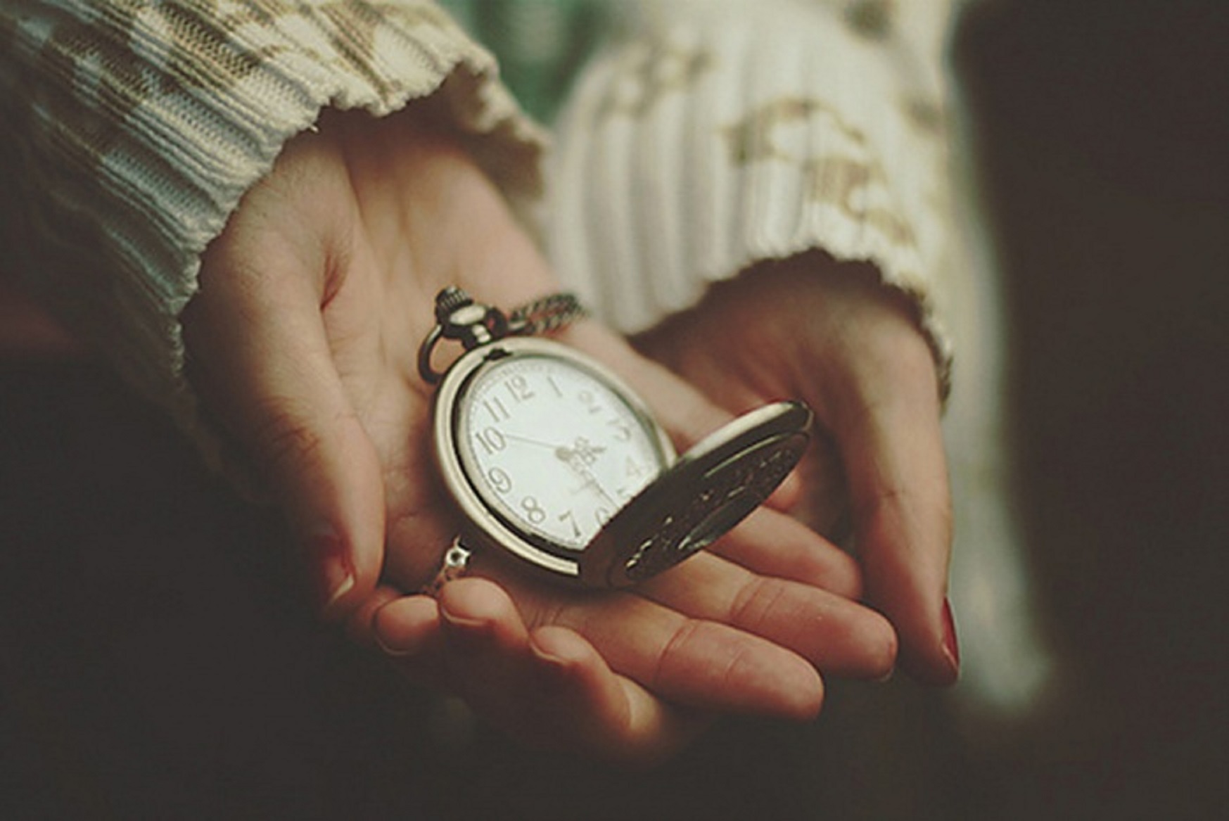 Девушка подарила часы. Часы на руке. Фотосессия с часами. Ожидание часы. Человек часы.