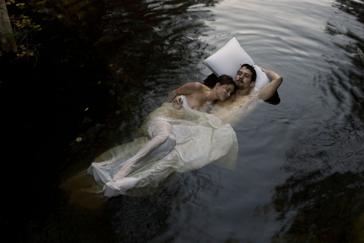Пары купаются. Любовь в воде. Фотосессия на матрасе на воде. Фотосессия на речке на матрасе.